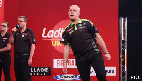 Michael van Gerwen baalt zichtbaar na een mindere beurt.