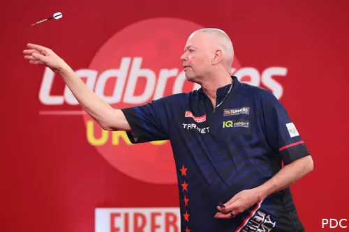 Raymond van Barneveld in actie op de voorbije UK Open