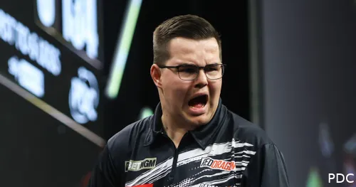 Gian van Veen juicht uitgebreid.