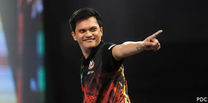 Toylo celebrating on the Ally Pally stage