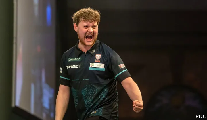 Kevin Doets takes on Krzysztof Ratajski in the third round of the Worlds