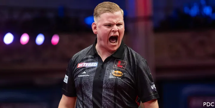 De Decker threw a spectacular 148 finish to decide his match in the first round.