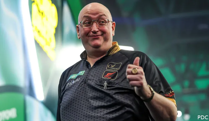 Andrew Gilding with his trademark thumb