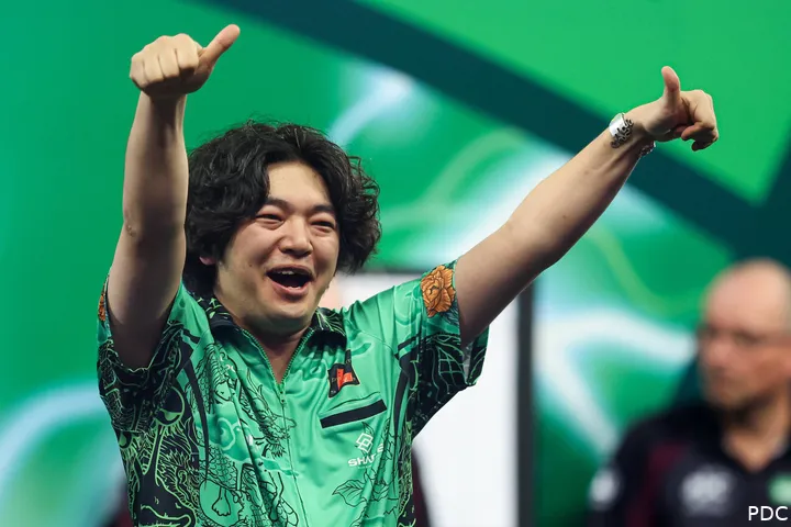 Motomu Sakai gives thumbs up to crowd.