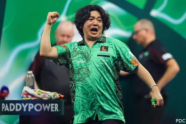 Motomu Sakai raises his fist in the air.