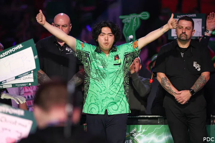 Motomu Sakai spreads his arms wide with both thumbs up.