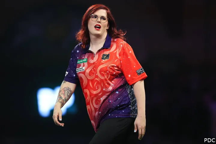 Noa-Lynn van Leuven misses dart at double.