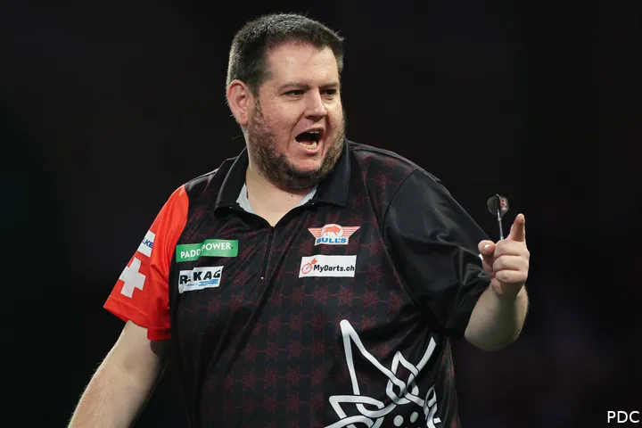 Stefan Bellmont celebrates winning a leg