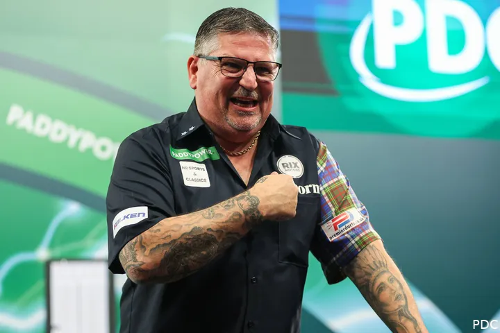 Gary Anderson pumps his fist