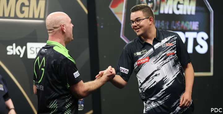 Michael van Gerwen &amp; Gian van Veen shake hands on stage