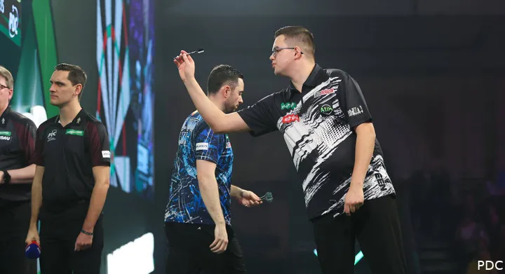 Gian van Veen &amp;amp;amp; Luke Humphries in action on the World Championship stage