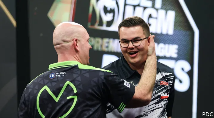 Michael van Gerwen &amp;amp;amp; Gian van Veen embrace on stage during the Premier League Darts.