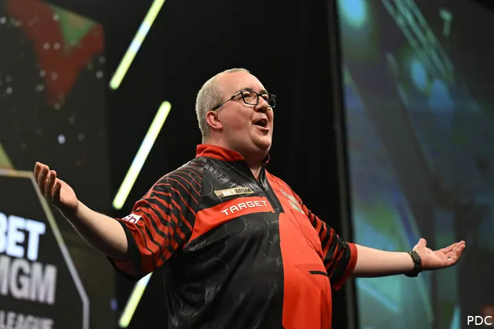 Stephen Bunting whips up the crowd: ‘Bunting Mental’