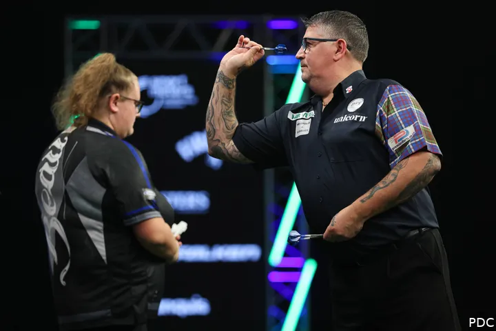 Gary Anderson and Beau Greaves during their Group Stage match at the 2025 Grand Slam of Darts
