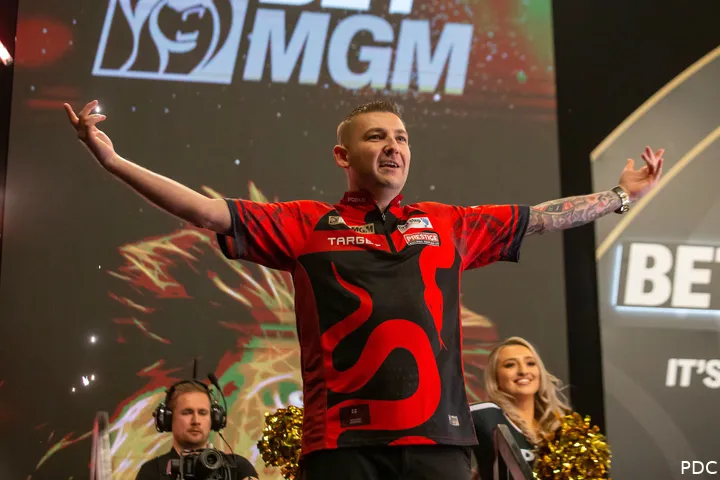 Nathan Aspinall animiert die Zuschauer zum Mitsingen seines Walk-on-Songs und dirigiert die Menge<br>