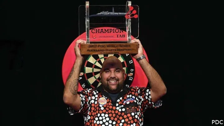 Kyle Anderson mit der Trophäe der Auckland Darts Masters 2017