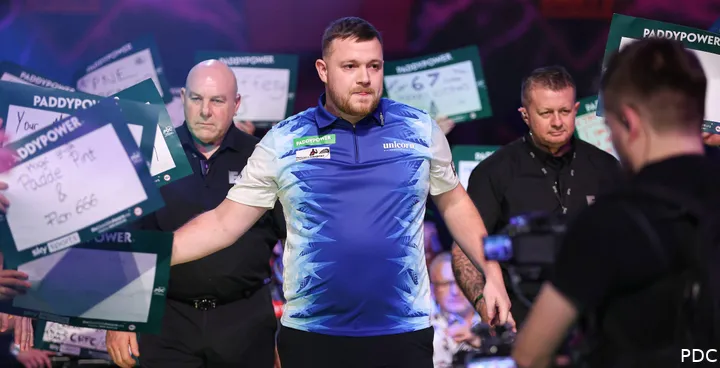 Darren Beverdige trifft in der zweiten Runde der WM Darts 2026 auf Madars Razma