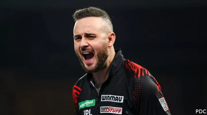 Joe Cullen schreit auf der Bühne.