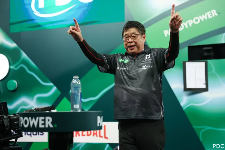 Schon jetzt einer der legendären Momente der Darts WM 2026: Paul Lim feiert seinen Sieg über Jeffrey de Graaf