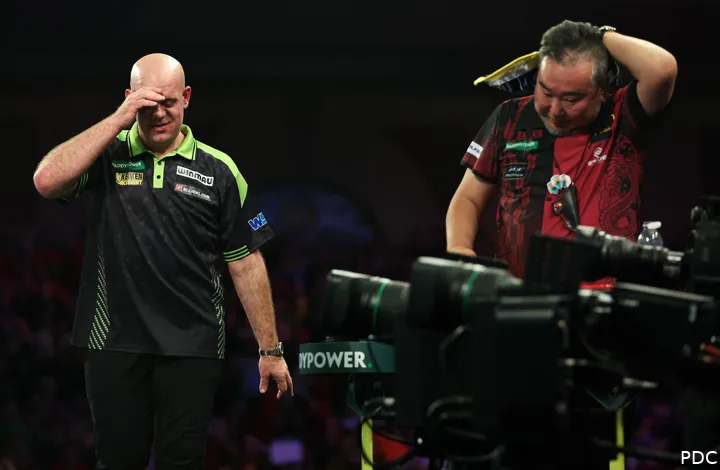Michael van Gerwen legt die Hände aufeinander gegen Mitsuhiko Tatsunami