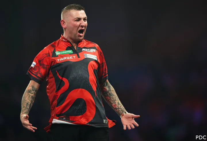 Sicherte sich sein Zweitrundenticket mit einem überragenden 170er-Checkout: Nathan Aspinall