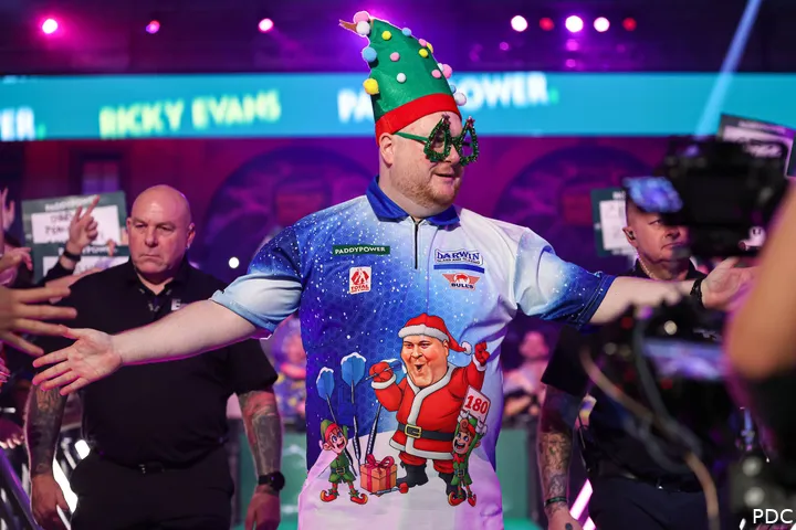Ricky Evans im Weihnachtsoutfit in Aktion bei der Darts-WM