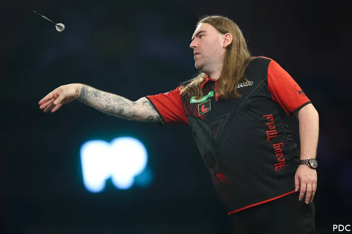 Ryan Searle wirft seinen Dartpfeil
