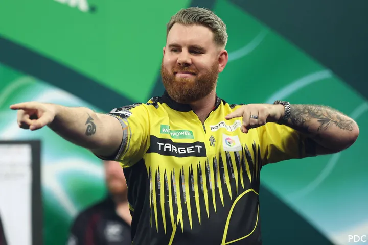 Scott Williams zeigt mit beiden Armen in die Menge.