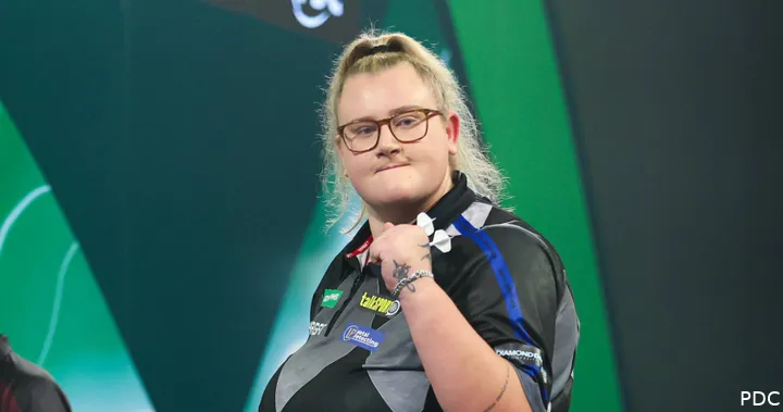 Beau Greaves ballt die Faust nach dem Gewinn eines Legs.