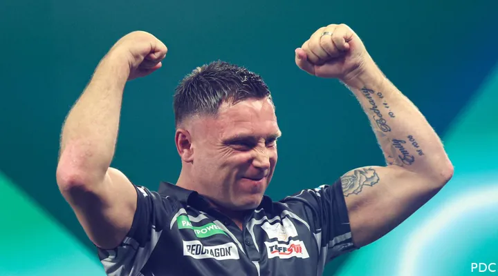 Gerwyn Price reißt die Arme in die Höhe
