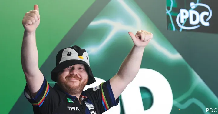 Justin Hood trägt eine Pinguin-Mütze