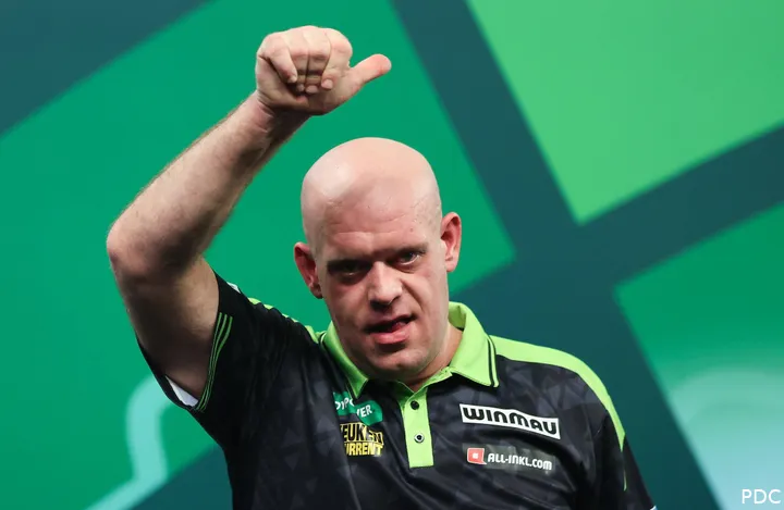 Michael van Gerwen zeigt den Daumen hoch zum Publikum.