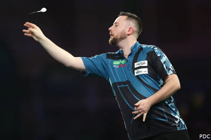 Connor Scutt wirft seinen Dartpfeil