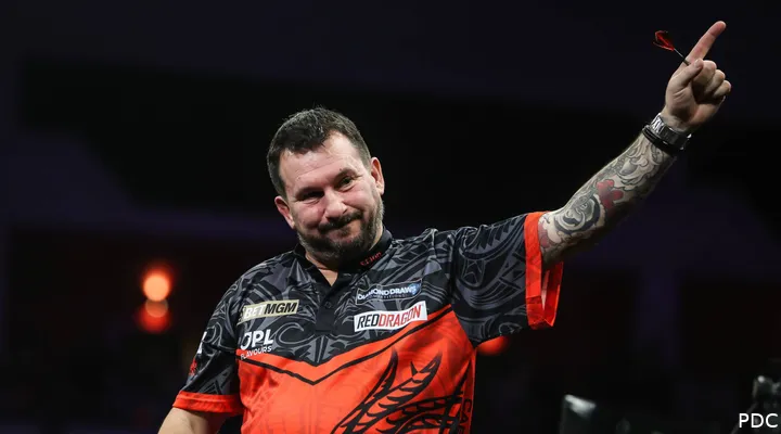 Jonny Clayton grüßt das Publikum