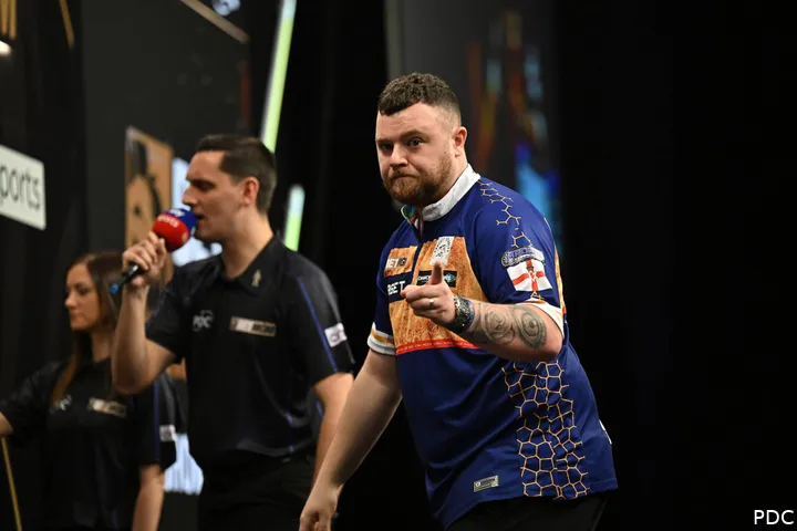 Josh Rock spricht über harte Bedingungen auf der Bühne, seinen deutlichen Gewichtsverlust – und seinen Wunsch, künftig in kurzen Hosen spielen zu dürfen