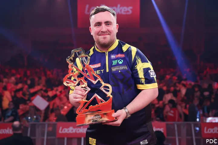 Luke Littler posiert stolz mit seiner UK-Open-Trophäe