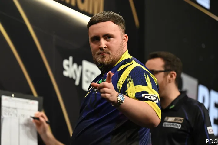 Luke Littler zeigt mit dem Finger in Richtung seiner eigenen Anhänger.