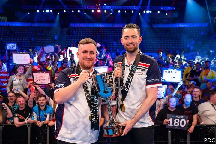 Luke Littler und Luke Humphries posieren stolz mit ihrer Trophäe beim World Cup of Darts