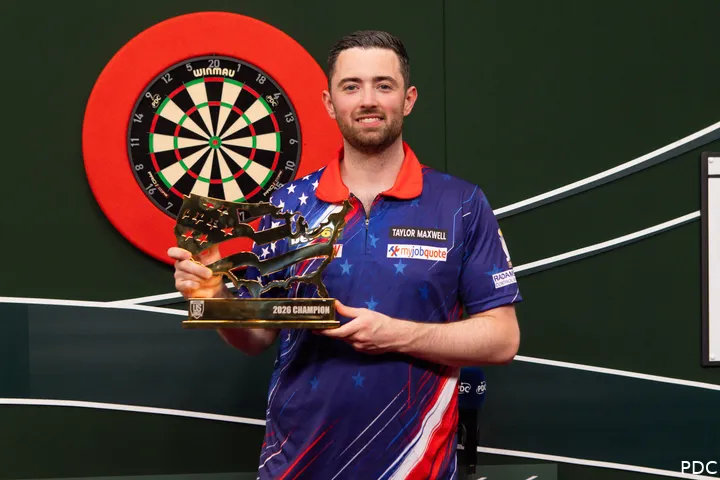 Luke Humphries posiert mit dem Pokal.