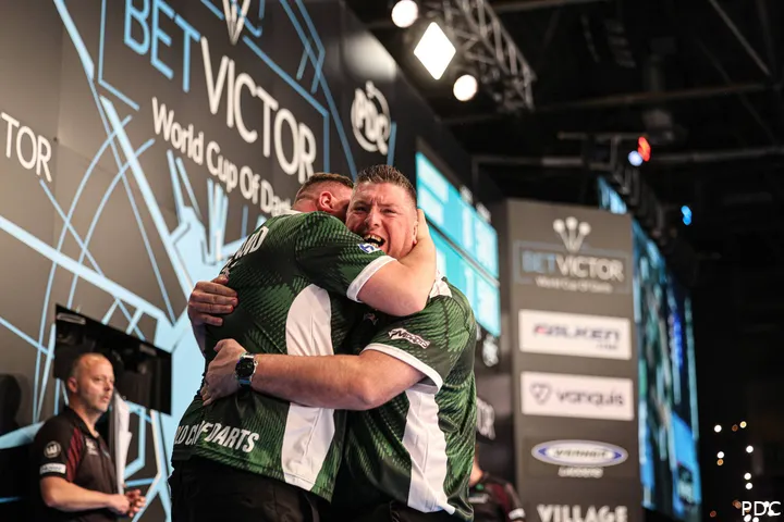 Josh Rock und Daryl Gurney fallen sich in die Arme