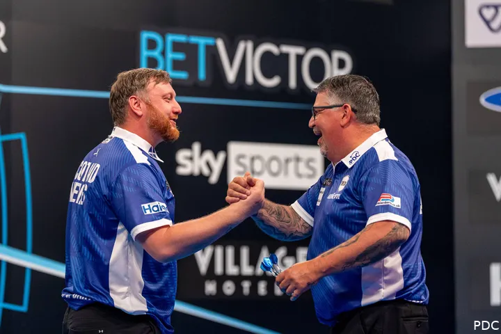 &amp;amp;nbsp;Cameron Menzies und Gary Anderson geben sich die Hand