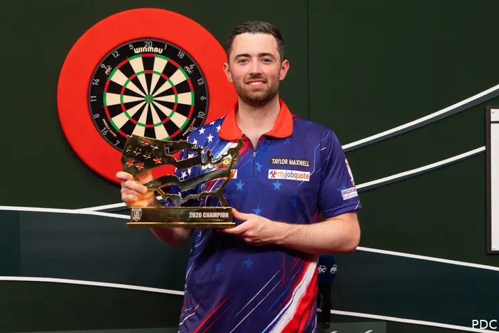 Luke Humphries posiert mit der Trophäe des US Darts Masters.