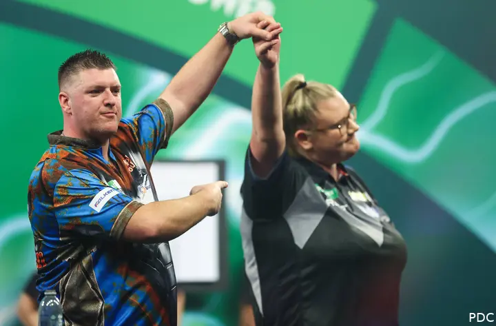 Daryl Gurney und Beau Greaves auf der Bühne