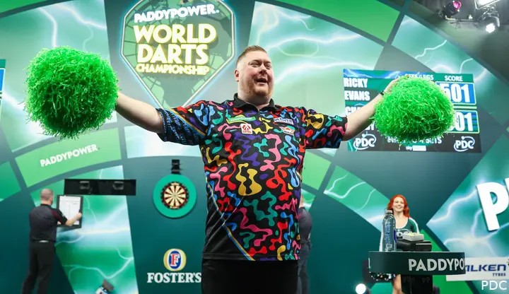 Ricky Evans auf der Bühne bei der vergangenen Darts-WM