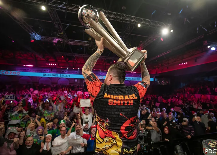 Michael Smith toont de Sid Waddell Trophy aan het publiek