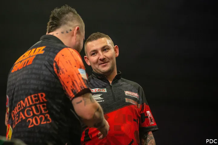 Nathan Aspinall en Michael Smith kunnen het zowel op het podium als buiten het podium goed met elkaar vinden