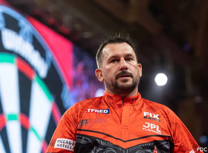 Jonny Clayton versloeg Mike De Decker met 11-8