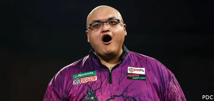 Adam Sevada juicht met open mond