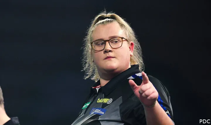 Beau Greaves wijst naar de camera na het winnen van een leg.