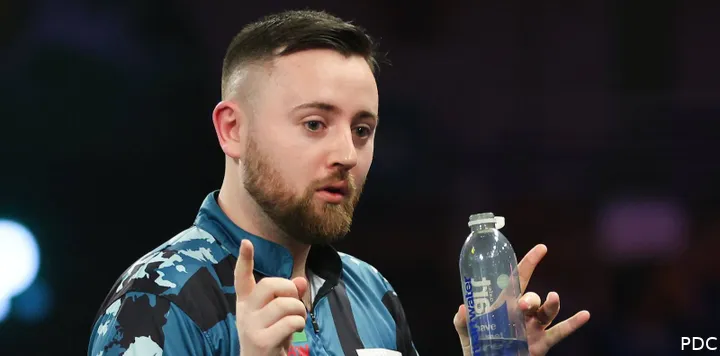 Connor Scutt kijkt in het publiek